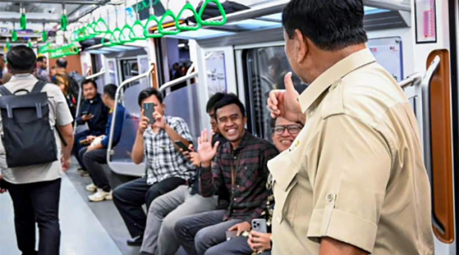 Begini Reaksi Penumpang yang Tiba-tiba Bertemu Presiden di KRL Manggarai